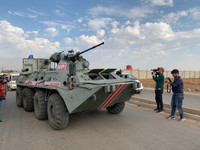 [ẢNH] Xe bọc thép BTR-82A của Nga né thiết giáp Mỹ tại Syria