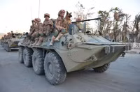 [ẢNH] Xe bọc thép BTR-82A của Nga né thiết giáp Mỹ tại Syria