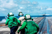 [ẢNH] Nữ phi công F/A-18F Mỹ kể về lần đầu không kích khủng bố IS