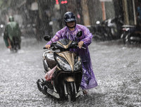 [ẢNH] Người Hà Nội mắc kẹt giữa phố sau mưa lớn