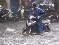 [ẢNH] Người Hà Nội mắc kẹt giữa phố sau mưa lớn