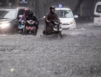 [ẢNH] Người Hà Nội mắc kẹt giữa phố sau mưa lớn