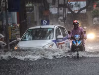 [ẢNH] Người Hà Nội mắc kẹt giữa phố sau mưa lớn