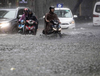 [ẢNH] Người Hà Nội mắc kẹt giữa phố sau mưa lớn