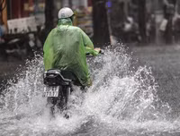 [ẢNH] Người Hà Nội mắc kẹt giữa phố sau mưa lớn