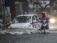 [ẢNH] Người Hà Nội mắc kẹt giữa phố sau mưa lớn