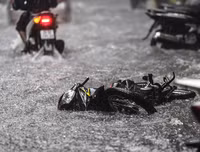 [ẢNH] Người Hà Nội mắc kẹt giữa phố sau mưa lớn