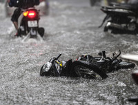 [ẢNH] Người Hà Nội mắc kẹt giữa phố sau mưa lớn