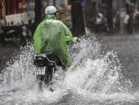 [ẢNH] Người Hà Nội mắc kẹt giữa phố sau mưa lớn