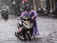 [ẢNH] Người Hà Nội mắc kẹt giữa phố sau mưa lớn