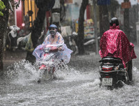 [ẢNH] Người Hà Nội mắc kẹt giữa phố sau mưa lớn