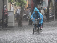 [ẢNH] Người Hà Nội mắc kẹt giữa phố sau mưa lớn