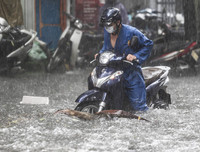 [ẢNH] Người Hà Nội mắc kẹt giữa phố sau mưa lớn