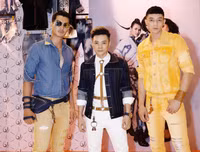 Quán quân Viet Fashion Icon Trịnh Xuân Nhản khoe vẻ đẹp nam tính hút mắt