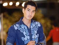 Quán quân Viet Fashion Icon Trịnh Xuân Nhản khoe vẻ đẹp nam tính hút mắt