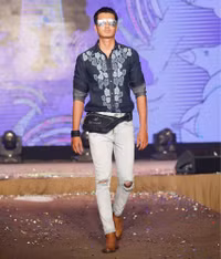 Quán quân Viet Fashion Icon Trịnh Xuân Nhản khoe vẻ đẹp nam tính hút mắt