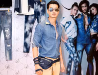 Quán quân Viet Fashion Icon Trịnh Xuân Nhản khoe vẻ đẹp nam tính hút mắt