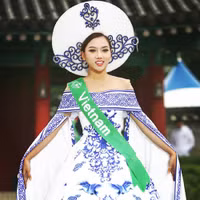 Hoàng Thu Thảo diện áo dài cách điệu, nổi bật giữa dàn trang phục dân tộc thế giới