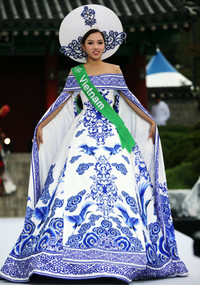 Hoàng Thu Thảo diện áo dài cách điệu, nổi bật giữa dàn trang phục dân tộc thế giới