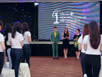 Nam vương người Việt thế giới chia sẻ cách làm đẹp với thí sinh Hoa hậu Hoàn vũ