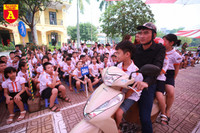 Học sinh Hà Nội thích thú khi được thực hành kiến thức an toàn giao thông