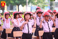 Học sinh Hà Nội thích thú khi được thực hành kiến thức an toàn giao thông