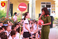 Học sinh Hà Nội thích thú khi được thực hành kiến thức an toàn giao thông