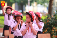 Học sinh Hà Nội thích thú khi được thực hành kiến thức an toàn giao thông