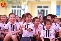 Học sinh Hà Nội thích thú khi được thực hành kiến thức an toàn giao thông