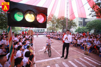 Học sinh Hà Nội thích thú khi được thực hành kiến thức an toàn giao thông