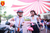 Học sinh Hà Nội thích thú khi được thực hành kiến thức an toàn giao thông