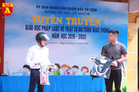 Học sinh Hà Nội thích thú khi được thực hành kiến thức an toàn giao thông