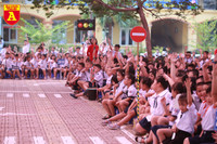 Học sinh Hà Nội thích thú khi được thực hành kiến thức an toàn giao thông