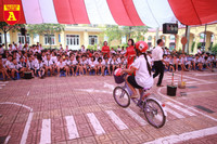 Học sinh Hà Nội thích thú khi được thực hành kiến thức an toàn giao thông