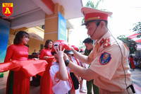 Học sinh Hà Nội thích thú khi được thực hành kiến thức an toàn giao thông