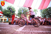 Học sinh Hà Nội thích thú khi được thực hành kiến thức an toàn giao thông