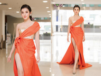 Diện váy xẻ cao ngút Huyền My cẩn thận che chắn tránh sự cố