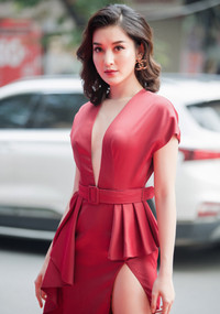 Diện váy xẻ cao ngút Huyền My cẩn thận che chắn tránh sự cố