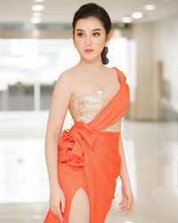 Diện váy xẻ cao ngút Huyền My cẩn thận che chắn tránh sự cố