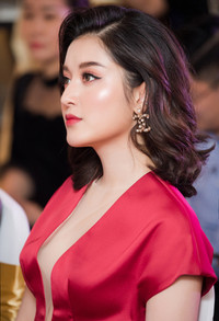 Diện váy xẻ cao ngút Huyền My cẩn thận che chắn tránh sự cố