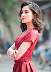 Diện váy xẻ cao ngút Huyền My cẩn thận che chắn tránh sự cố