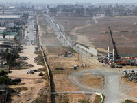 Cận cảnh nguyên mẫu các bức tường Mỹ sẽ xây dọc biên giới Mexico