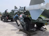 [ẢNH] Tên lửa phòng không SPYDER sát cánh cùng S-300PMU-1