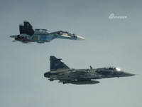 [ẢNH] Su-30SM Nga vội vã rút lui khi bị JAS 39 Gripen mang đầy vũ khí áp sát