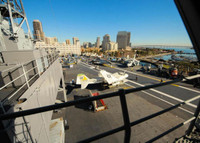 [ẢNH] Siêu tàu sân bay Mỹ rút đi mang theo hơn 100 máy bay VNCH tháng 4-1975