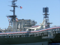 [ẢNH] Siêu tàu sân bay Mỹ rút đi mang theo hơn 100 máy bay VNCH tháng 4-1975