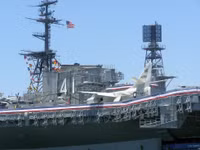 [ẢNH] Siêu tàu sân bay Mỹ rút đi mang theo hơn 100 máy bay VNCH tháng 4-1975