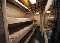 [ẢNH] Siêu tàu sân bay Mỹ rút đi mang theo hơn 100 máy bay VNCH tháng 4-1975