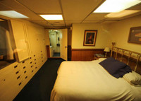 [ẢNH] Siêu tàu sân bay Mỹ rút đi mang theo hơn 100 máy bay VNCH tháng 4-1975