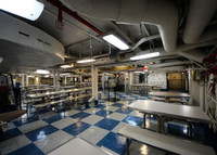 [ẢNH] Siêu tàu sân bay Mỹ rút đi mang theo hơn 100 máy bay VNCH tháng 4-1975